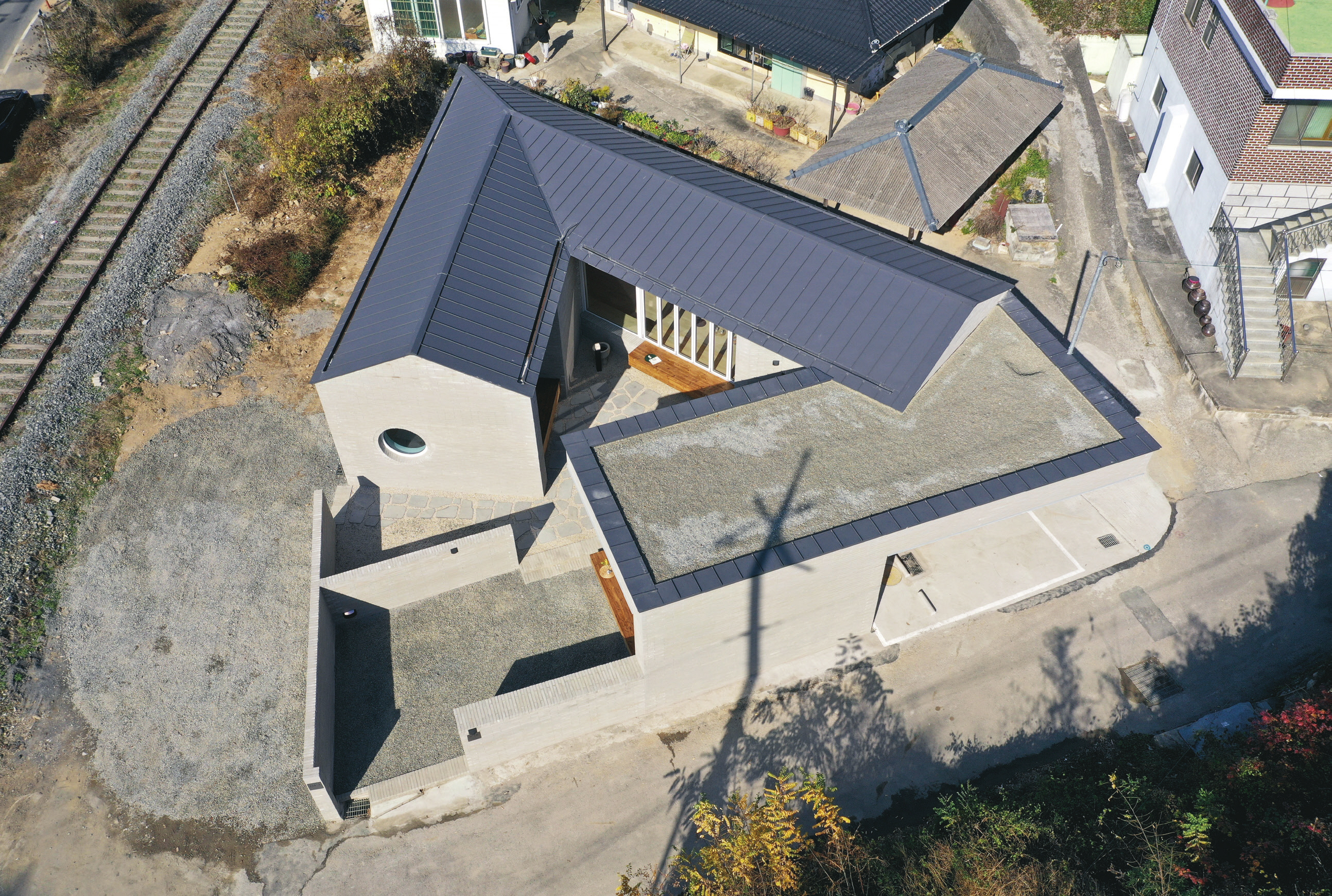 c_054-061 어나더건축_진주삼각집_-001.jpg